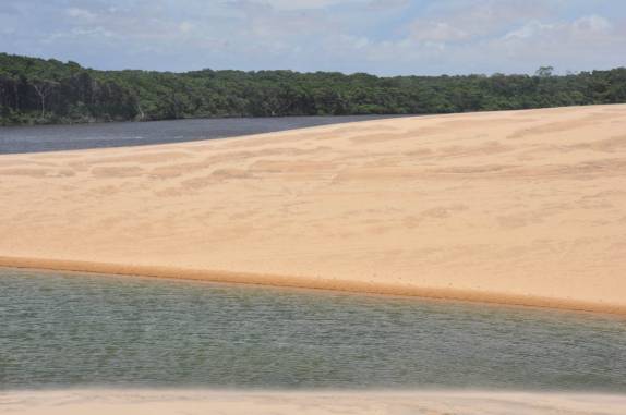 A lagoa em Vassouras com o rio Preguiças ao fundo, região de Atins, nos Lençóis Maranhenses - MA